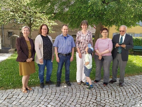 Sabine Mehling-Sitter, Sonja Spänkuch, Bruno Schuster, Tanja Geiling (mit Sohn), Gaby Göb, Pfarrer Franz Schmitt.